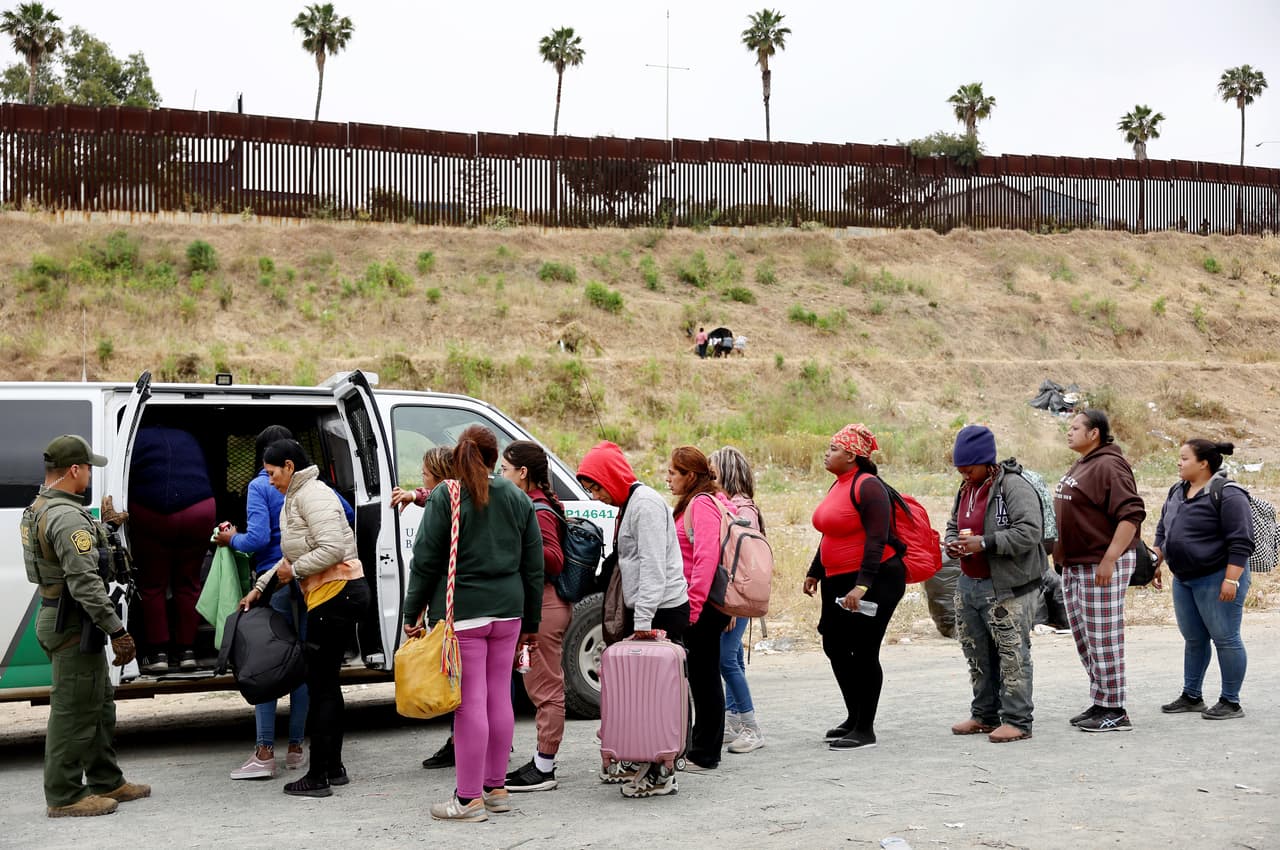 Una persona que entra a los Estados Unidos tras ser admitida como refugiada, llega con un estatus legal, tiene permiso de trabajo y al año de estar en el país puede aplicar a la residencia. También puede pedir a su familia. 
<br>
