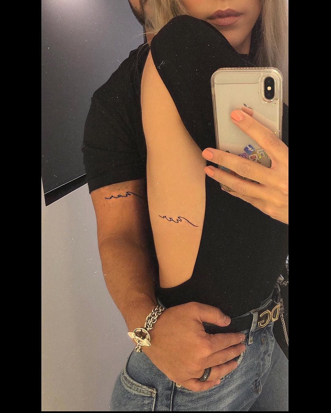 A través de sus redes sociales, López presumió el ‘tattoo’ que plasmó en su piel junto a Luis Fonsi. Una pequeña ola que forma la palabra ‘mar’.