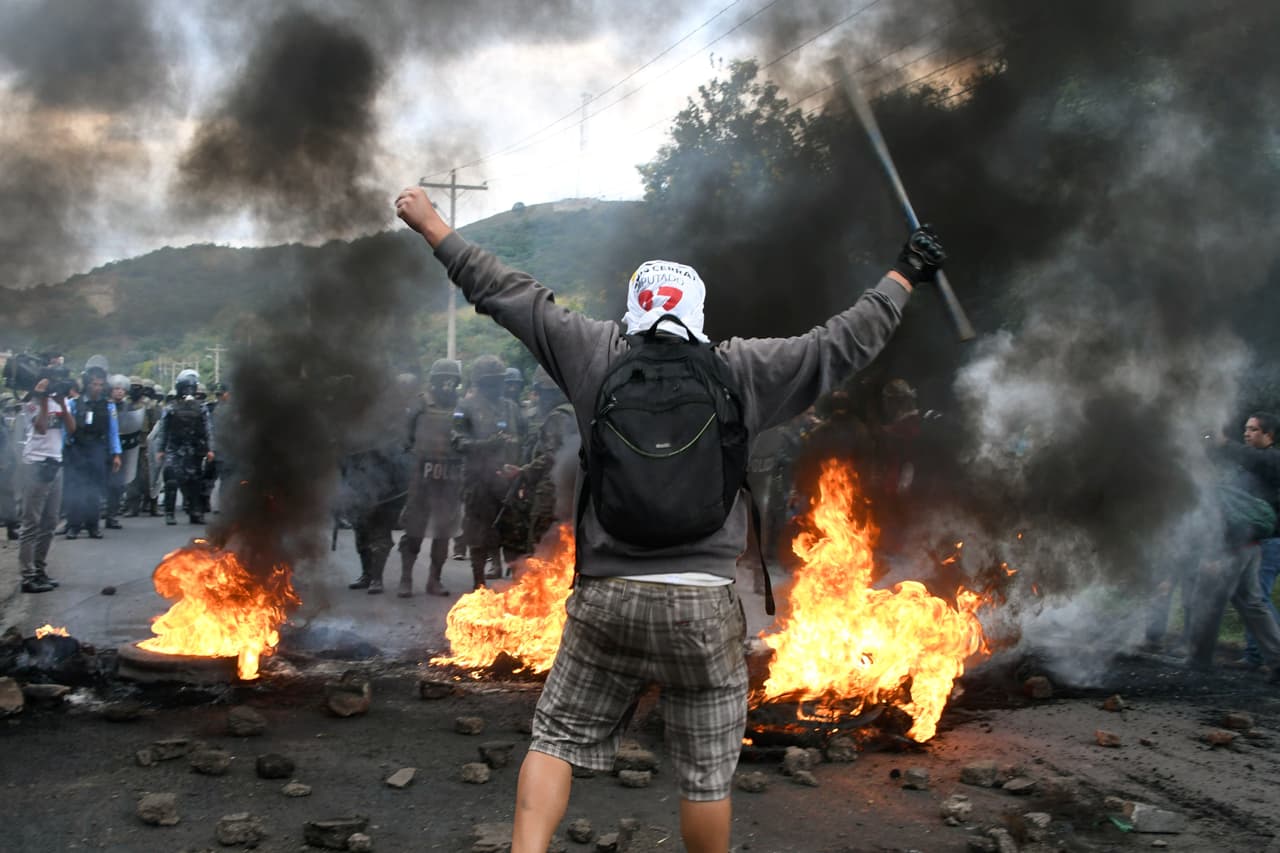 Crisis presidencial en Honduras. Fuerzas de seguridad hondureñas continúan enfrentando a opositores que bloquean importantes carreteras del país exigiendo un recuento detallado de los resultados de las elecciones presidenciales del 29 de noviembre. Mientras la OEA declaró que no reconoce los resultados de los comicios, la administración del gobierno Donald Trump decidió reconocer a Juan Orlando Hernández, actual presidente, como el ganador. En la fotografía, una de las barricadas de los opositores a Hernández en una calle de Tegucigalpa. 22 de diciembre.