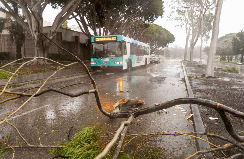 Los vehículos pasan por ramas caídas durante una tormenta, el 4 de febrero de 2024, en Goleta, California. Los funcionarios advirtieron que el segundo de los ríos atmosféricos consecutivos causará posibles condiciones potencialmente mortales. (Foto AP/Ethan Swope)