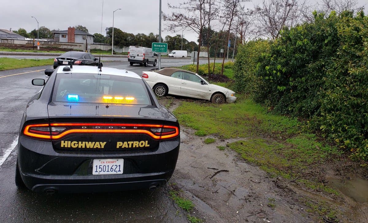 Las carreteras mojadas mantuvieron ocupados a los oficiales de la Patrulla de Caminos. En Hayward se reportaron varios accidentes viales.