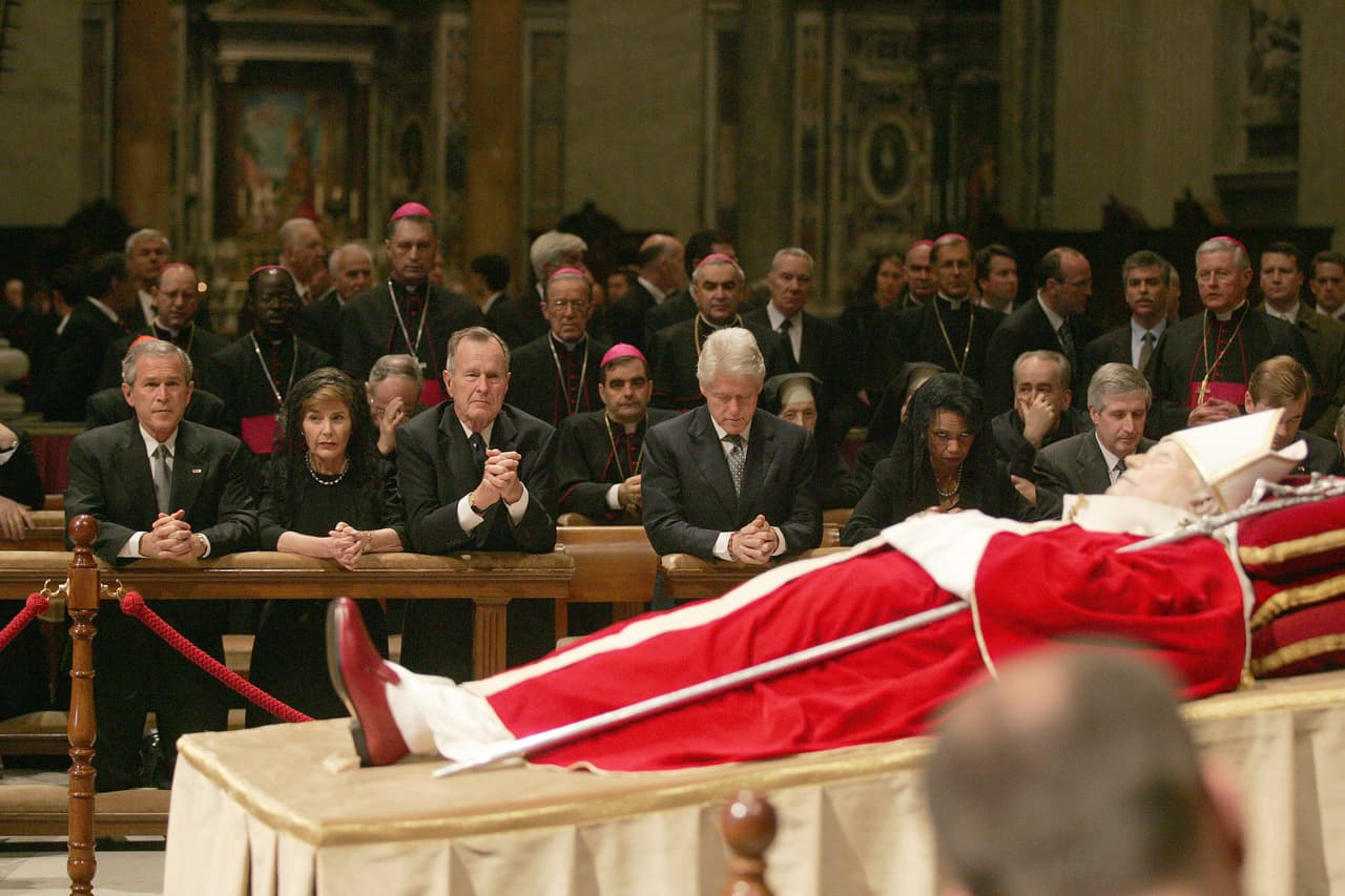 <b>George H. W. Bush, Bill Clinton y George W. Bush en el funeral de Juan Pablo II</b>
<br>
<br>El seis de abril de 2005 tres presidentes estadounidenses y la exsecretaria de Estado Condolezza Rice estuvieron en el funeral del papa Juan Pablo II, el polaco Karol Wojtyla. George W. Bush se convirtió en el primer presidente estadounidense en ejercicio en asistir a un funeral papal.
<br>