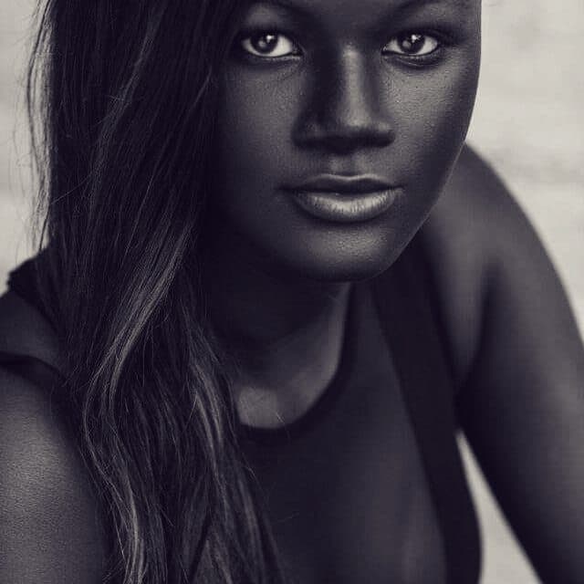Al llegar a París desde Senegal, 
<a href="http://www.univision.com/estilo-de-vida/belleza/khoudia-diop-la-modelo-senegalesa-presume-el-tono-de-su-piel-y-nos-da-una-leccion-de-tolerancia">Khoudia Diop</a> sufrió 
<i>bullying</i> en la escuela a causa del oscuro color de su piel. Aquella fue una etapa dura que logró superar con valentía. Ha tomado su experiencia para inspirar a otras jóvenes en situaciones similares y ha debutado como modelo recientemente. Su nombre de Instagram es toda una declaración de empoderamiento: 'Melanin Goddess' (Diosa de la melanina).