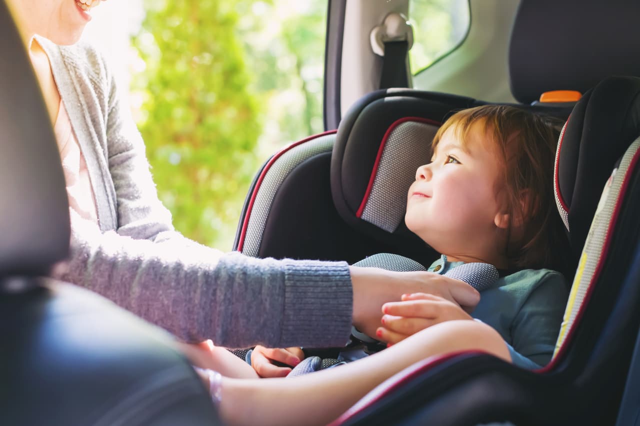 En Estados Unidos, un promedio de 39 familias al año sufren las trágicas consecuencias del 
<b>síndrome del bebé olvidado</b> (FBS por sus siglas en inglés). Para los afortunados que nunca habían oido este término, FBS describe la situación en la que un padre deja a un niño incapaz de abrir las puertas de un auto por si mismo, encerrado en un vehículo 
<b>estacionado bajo el sol</b>. FBS no es en todos los casos consecuencia de negligencia. Esto también pueden ocurrir por muchas circunstancias como estrés, prisa o simples olvidos.
<br>
<br>Según 
<a href="https://www.kidsandcars.org/2021-child-hot-car-deaths/" target="_blank">KidsAndCars.org</a>, el pasado 16 de julio se registró la octava muerte del año por FBS en Estados Unidos, luego que 
<a href="https://www.univision.com/local/miami-wltv/acusan-de-homicidio-a-una-mujer-que-olvido-a-una-nina-de-2-anosen-homestead">una mujer en Homestead, Florida dejara olvidada a su nieta de 2 años</a> en el interior de un carro. El año con más fatalidades fue el 2018 con un total de 54 casos.
<br>
<br>Conoce cuales son los motivos por los que nunca debes abandonar a un bebé dentro de un automóvil 
<b>por más seguro que parezca</b> y 
<b>por más corto que sea el tiempo</b> que planeas dejarlo.