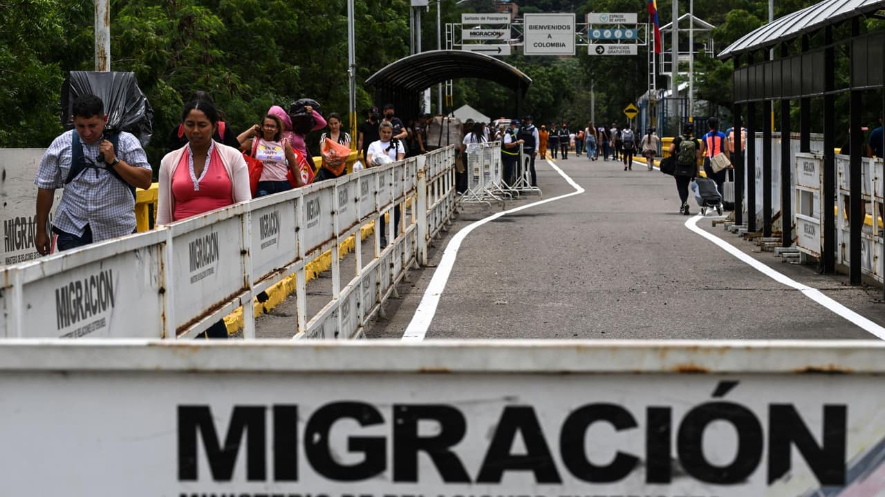MIRA TAMBIÉN EN VIDEO: Este lunes 26 de septiembre, el puente Simón Bolívar, que comunica a Colombia con Venezuela, volverá a estar habilitado luego de siete años en donde hubo un rompimiento de relaciones
<br>
