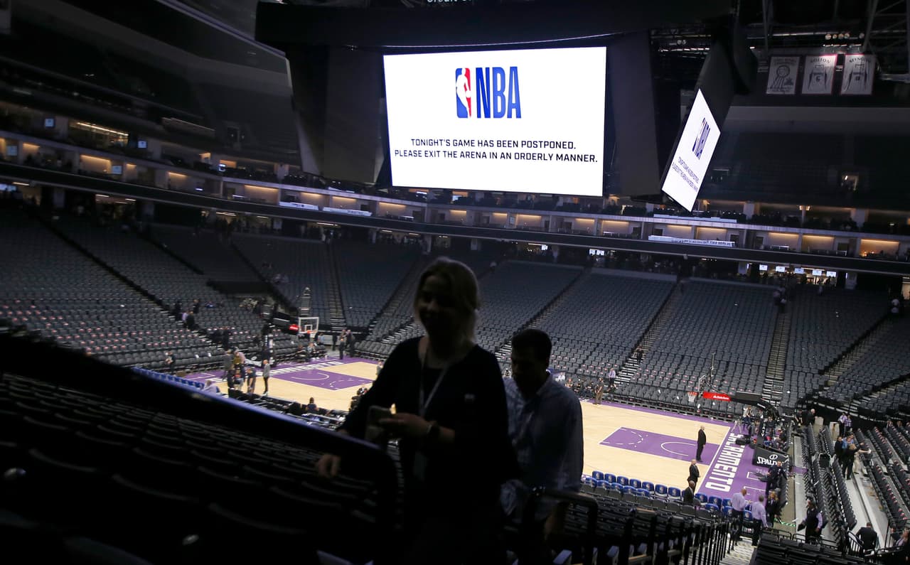 Los aficionados abandonan el Golden 1 Center después de que el partido de baloncesto de la NBA entre los New Orleans Pelicans y los Sacramento Kings se pospusiera en el último minuto en Sacramento, California, el miércoles 11 de marzo de 2020. La liga dijo que la decisión se tomó porque un jugador de los Jazz dio positivo en coronavirus.
