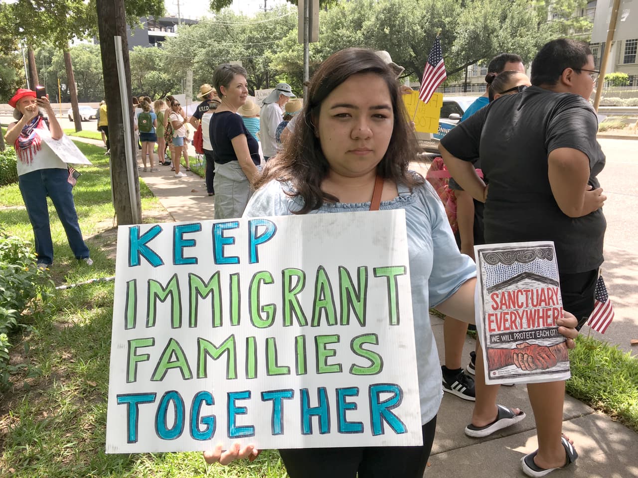 <b>“Mantengan las familias inmigrantes juntas”</b>, se lee en el cartel que lleva Jaquelin Hoyos, una estadounidense de origen mexicano. Ella había tenido miedo de protestar porque su mamá es indocumentada. Pero este martes decidió pararse en la avenida Memorial de Houston a pedir el cierre de los centros de menores: "Mientras más tiempo permanezcan abiertos, más niños resultarán con traumas".