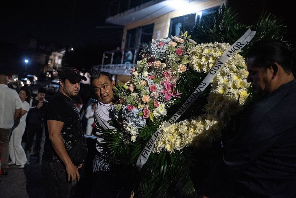 Entre las coronas de flores destacaba una con un listón que leía 
<b>"Familia Barracudas con amor</b>". Se la envió la escuela de natación a la que Sánchez perteneció por 10 años.