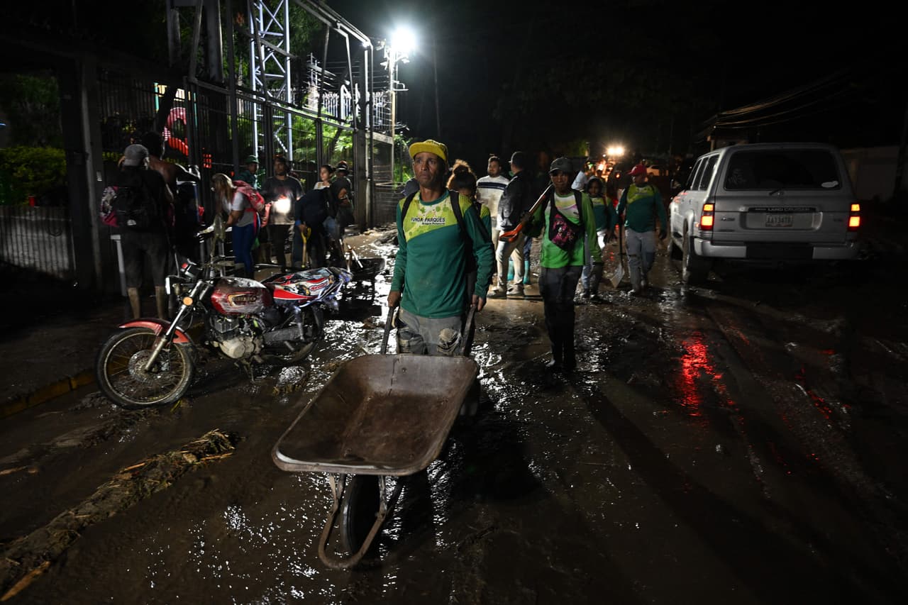 Un 
<b>nuevo aluvión dejó al menos tres fallecidos en Aragua, en el norte de Venezuela</b>, lo que amplía el número de víctimas por las lluvias en el país durante 2022, confirmó este lunes el gobernante venezolano, Nicolás Maduro.