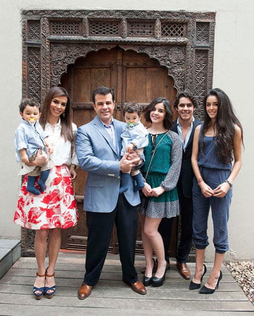 El hijo de los protagonistas de 
<a href="https://www.vix.com/es-es/detail/series-2658534?utm_medium=internal_referral&utm_source=univision&utm_campaign=breaking_news&utm_content=ed_entertainment&utm_term=slideshow" target="_blank">‘Alcanzar una estrella’, telenovela que puedes ver gratis en ViX</a>, incluso mencionó que no recuerda quién le dio a probar por primera vez el alcohol.