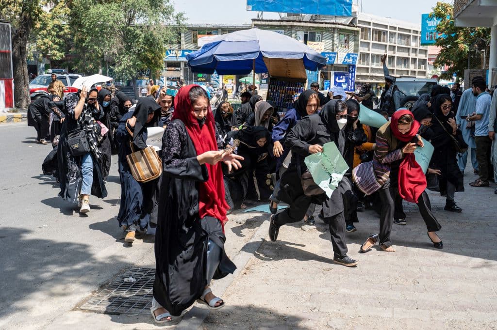 El 16 de agosto de 2021 los talibanes 
<a href="https://www.univision.com/noticias/mundo/fotografias-interactivas-antes-despues-afganistan-estados-unidos-taliban">retomaron el poder en Afganistán</a> y el mundo contempló la salida abrupta de las tropas occidentales y el intento desesperado de huir de miles de ciudadanos. Un año después, la guerra de Ucrania ha eclipsado la dramática situación del país asiático, que padecen sobre todo las niñas, adolescentes y mujeres.
<b> "Pan, trabajo y libertad"</b> pedían las manifestantes en este aniversario, antes de ser dispersadas con disparos al aire por talibanes.