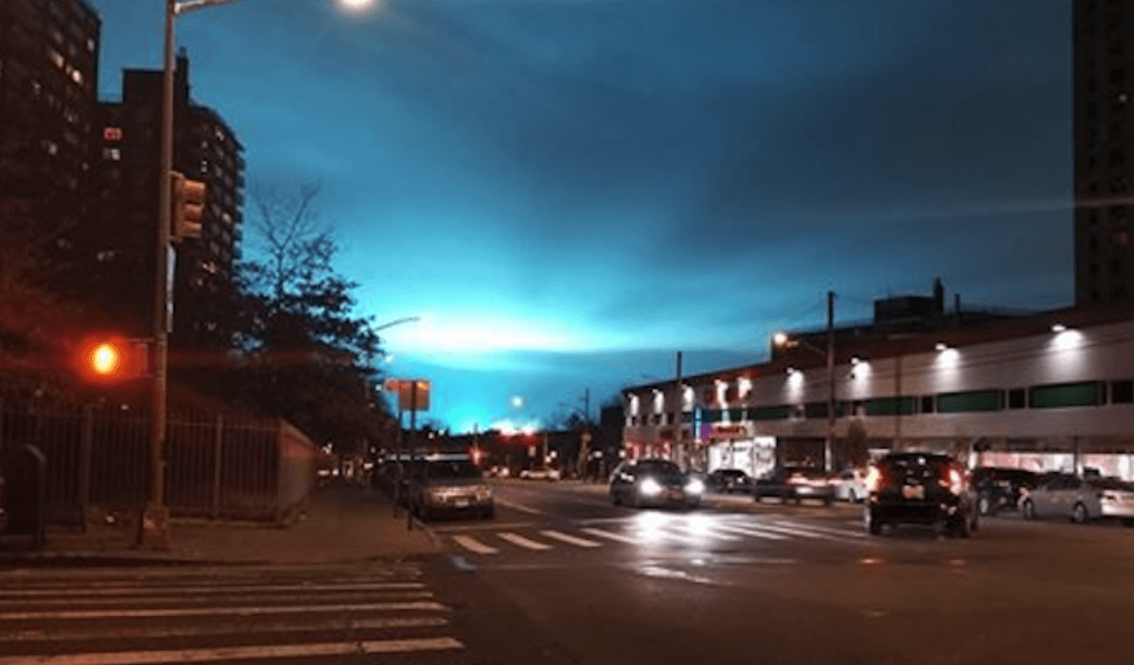 El inusual color del cielo en la noche de este jueves captó la atención de miles de personas en Nueva York.