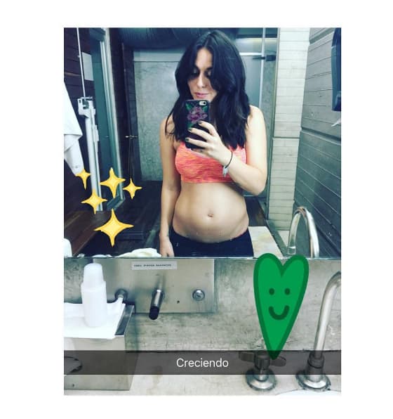 Así es como lucía con cuatro meses de embarazo. El pie de foto decía "4 y contando ...".