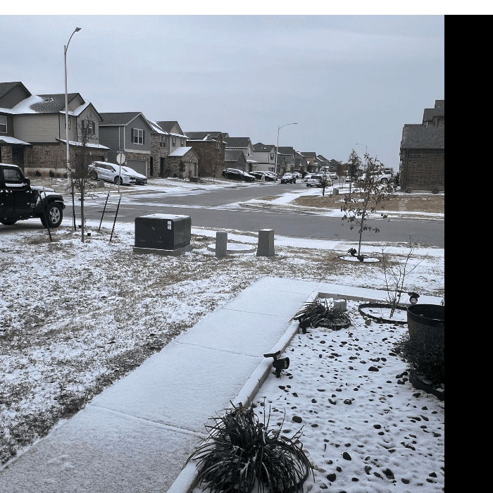 La tormenta invernal trajo una densa capa de nieve que cubrió la ciudad y varias zonas del centro de Texas. 
<br>
<br>Usuarios de Univision enviaron las imágenes de cómo vivieron la primer nevada del 2025.