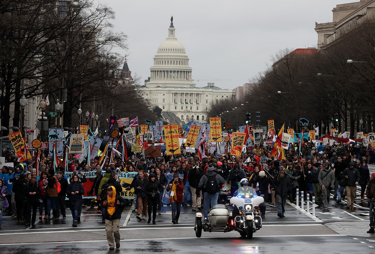 Cientos de manifestantes y miembros de pueblos nativos marcharon en Washington DC para oponerse a la propuesta para construir el oleoducto Dakota Access que pasa a menos de media milla de la reserva Rock Sioux en Dakota del Norte.