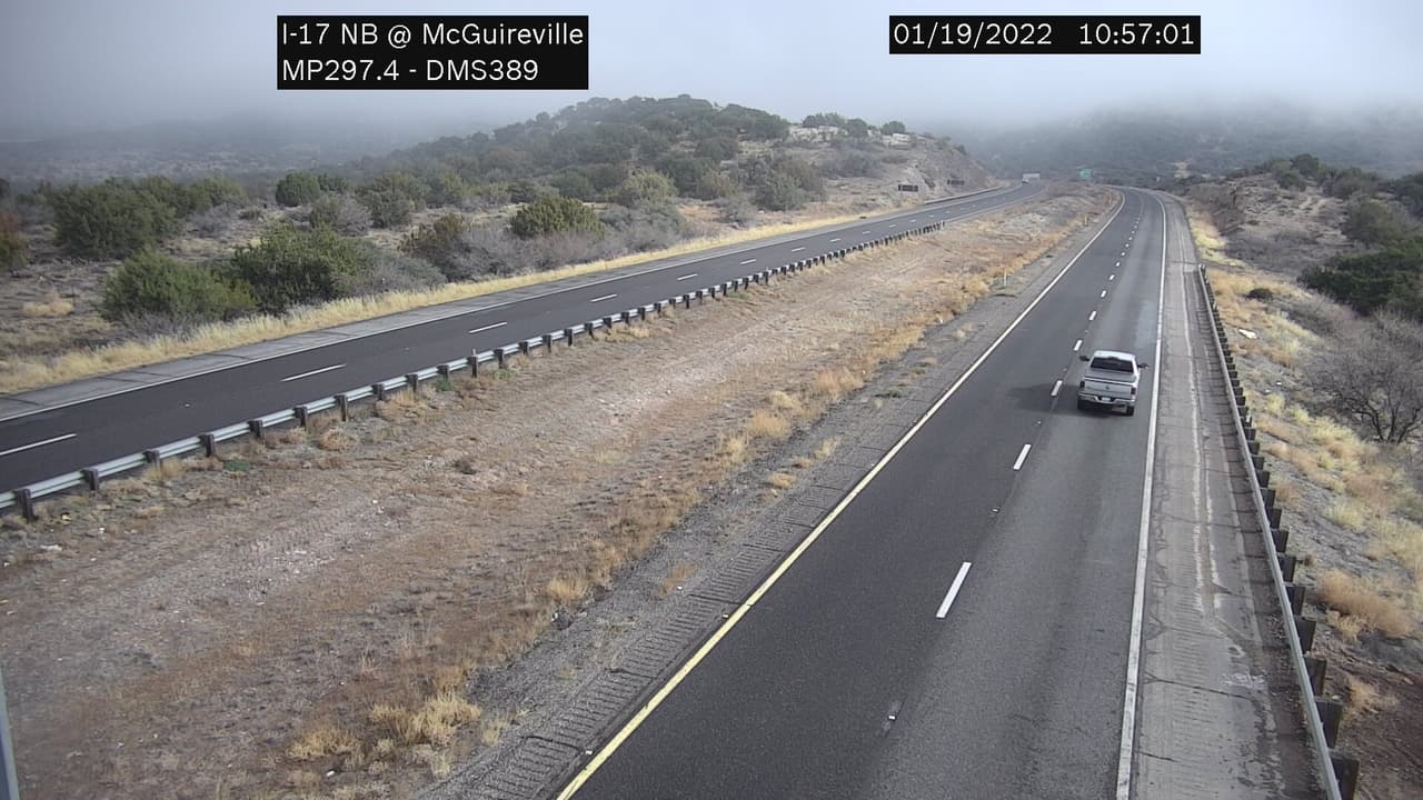 Según el 
<a href="https://twitter.com/NWSFlagstaff/status/1483862145322610688/photo/1" target="_blank">Servicio Meteorológico Nacional</a> , algo de niebla puede persistir en Prescott y Verde Valley. Así es como se veía la Interestatal 17 cerca de Rimrock/McGuireville esta mañana.