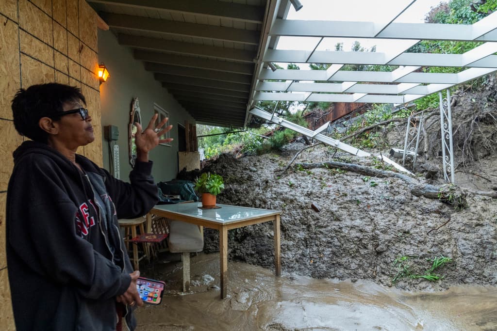 Dion Peronneau contó que a las 4:00 a.m. del lunes 5 de febrero despertó con un ruido particular. Salió a revisar y vio cómo el fango se apoderaba de su terraza, en Baldwin Hills, 
<b>al sur de Los Ángeles.</b>