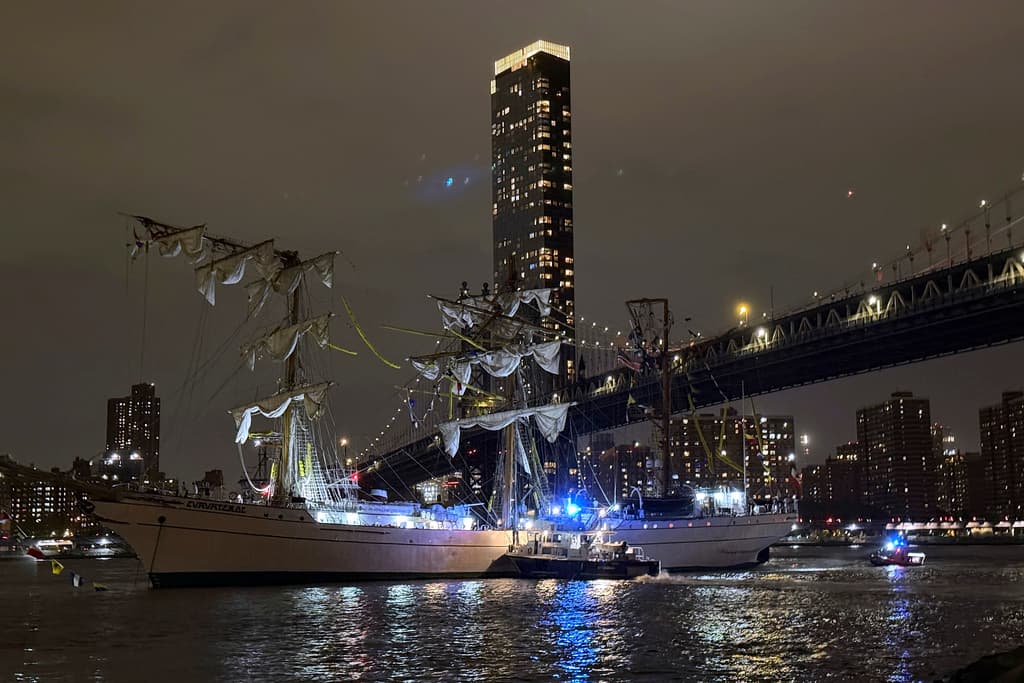 Buque de la Marina Mexicana choca contra el Puente de Brooklyn durante gira promocional en Nueva York; reportan dos muertos