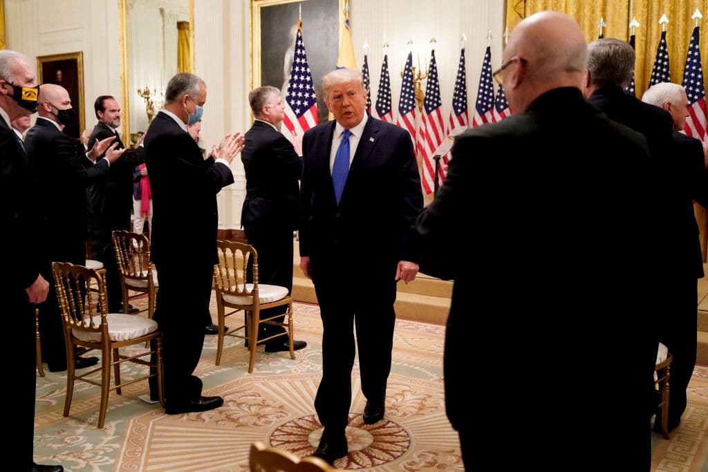 El presidente de los Estados Unidos, Donald Trump, parte después de pronunciar un discurso en honor a los veteranos de Bahía de Cochinos en el Salón Este de la Casa Blanca el 23 de septiembre de 2020 en Washington, DC.