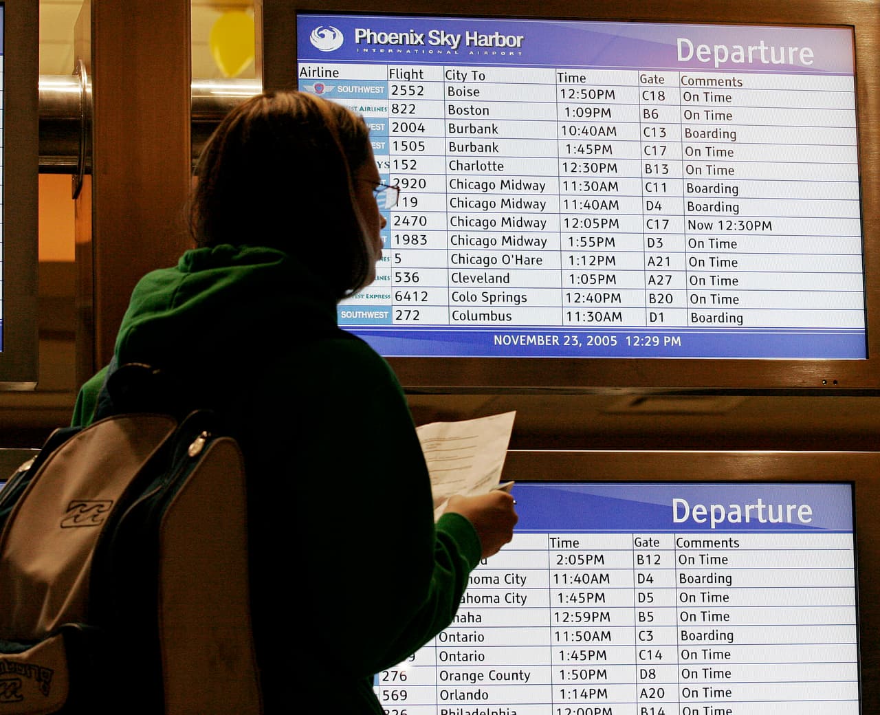 <b>Confirma el estatus de su vuelo</b>; lo puede hacer dándole 
<a href="https://www.skyharbor.com/TravelTips_old/CheckFlightStatus" target="_blank">clic aquí.</a>