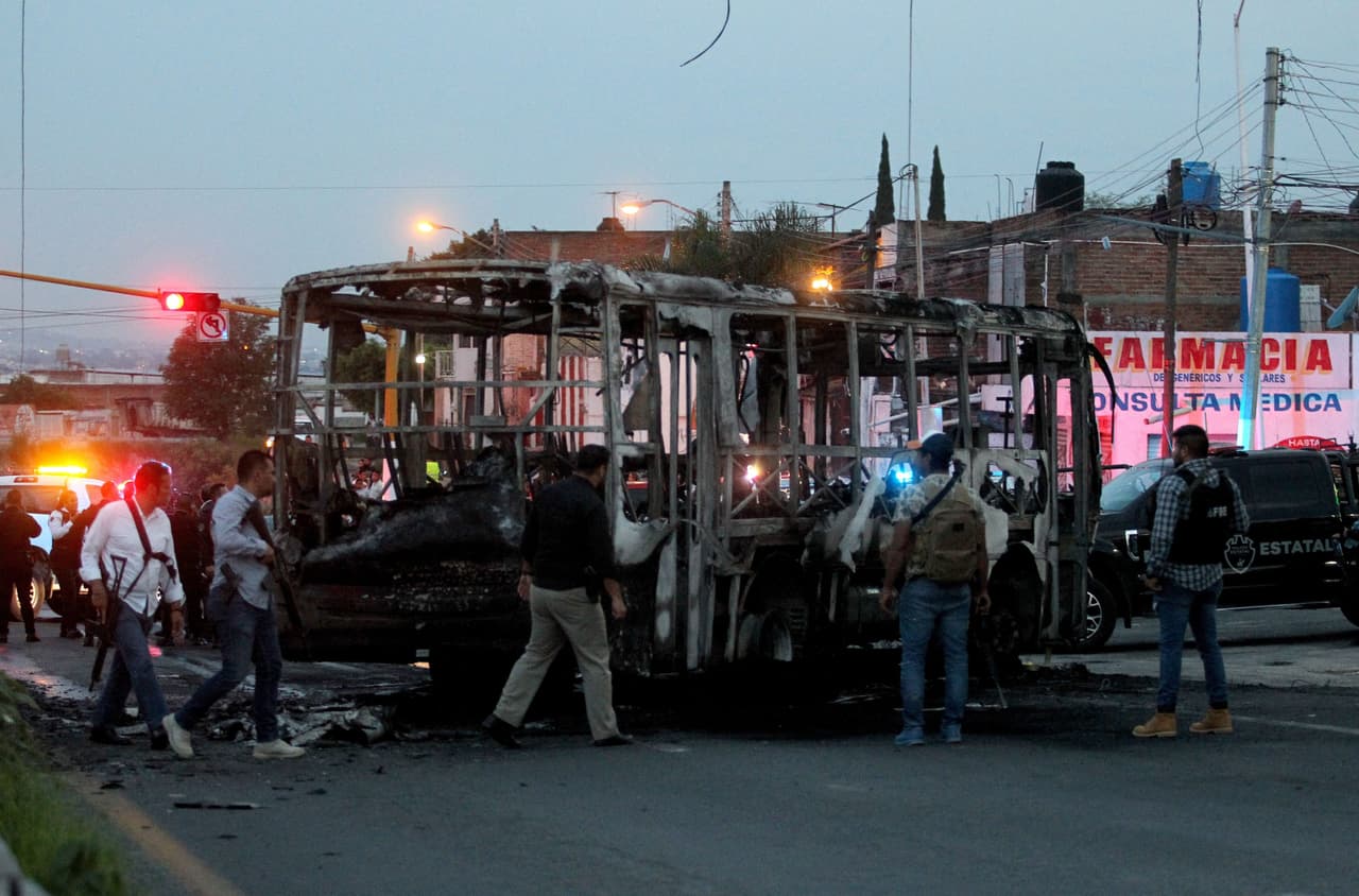 Ambos lograron huir en medio del caos que sus pistoleros generaron en el área metropolitana de Guadalajara. A punta de pistola bajaron a conductores y pasajeros de camiones y autos particulares que rociaron con gasolina para hacerlos arder. En Ixtlahuacán bloquearon los accesos al municipio y lanzaron “ponchallantas” en las carreteras.