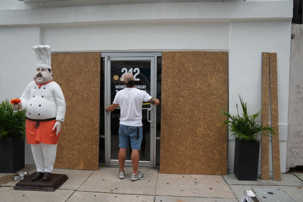 Para ese tipo de inundaciones catastróficas, hubo comerciantes que se prepararon en Tampa, durante estos días.