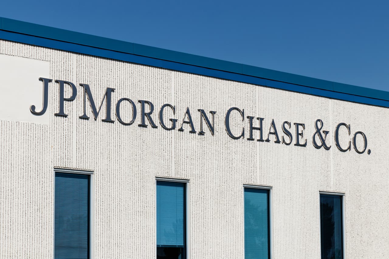 <b>Puesto 13. JP Morgan Chase</b>
<br>
<br>Localización: Estados Unidos.
<br>
<br>Área: finanzas.
<br>
<br>Capitalización de mercado: 465,000 millones de dólares.
<br>
<br>Las empresas de materia prima e industriales pertenecen a sectores cíclicos y este año ocupan varios lugares entre las 100 más compañías más grandes.
<br>
