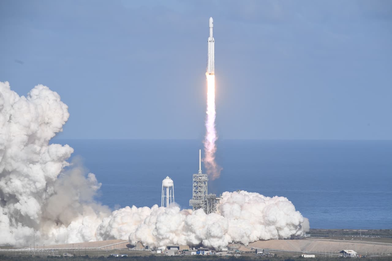El cohete al momento del despegue. El exitoso lanzamiento fue una prueba de la capacidad del vehículo desarrollado por la empresa de Elon Musk, también dueño de Tesla.
