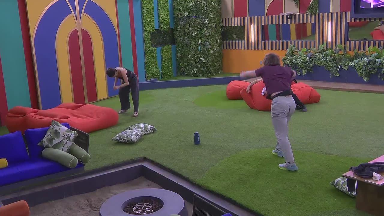 Aaron le enseña a pararse en dos manos a Aldo y Dalilah