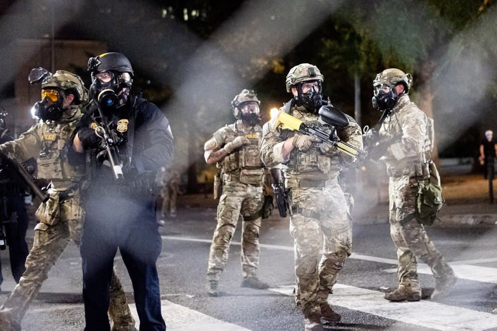 Las acciones represivas de funcionarios federales en las protestas contra el 
<a href="https://www.univision.com/temas/racismo">racismo</a> en Portland, la ciudad más grande de Oregón, celebradas por el presidente Donald Trump pero realizadas sin el consentimiento local, podrían abrir paso a una crisis constitucional. La fiscal general del Estado, Ellen Rosenblum, presentó una demanda ante un tribunal porque agentes federales enmascarados han arrestado a personas en la calle, lejos del palacio de justicia, sin causa probable y se las han llevado en autos sin identificación.