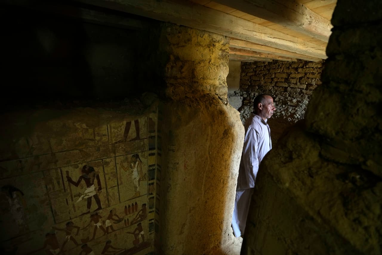 Un miembro del equipo que llevó a cabo la exploración arqueológica en la tumba descubierta tras un año de excavaciones en las afueras de El Cairo, Egipto. El arqueológo egipcio Zahi Hawass, director del equipo de excavación, afirmó que los descubrimientos pertenecen a la quinta y sexta dinastías del viejo reino de Egipto, y señaló que el lugar indica que se trata de una antigua necrópolis. Entre los hallazgos más destacados se encuentra una momia cubierta en oro.