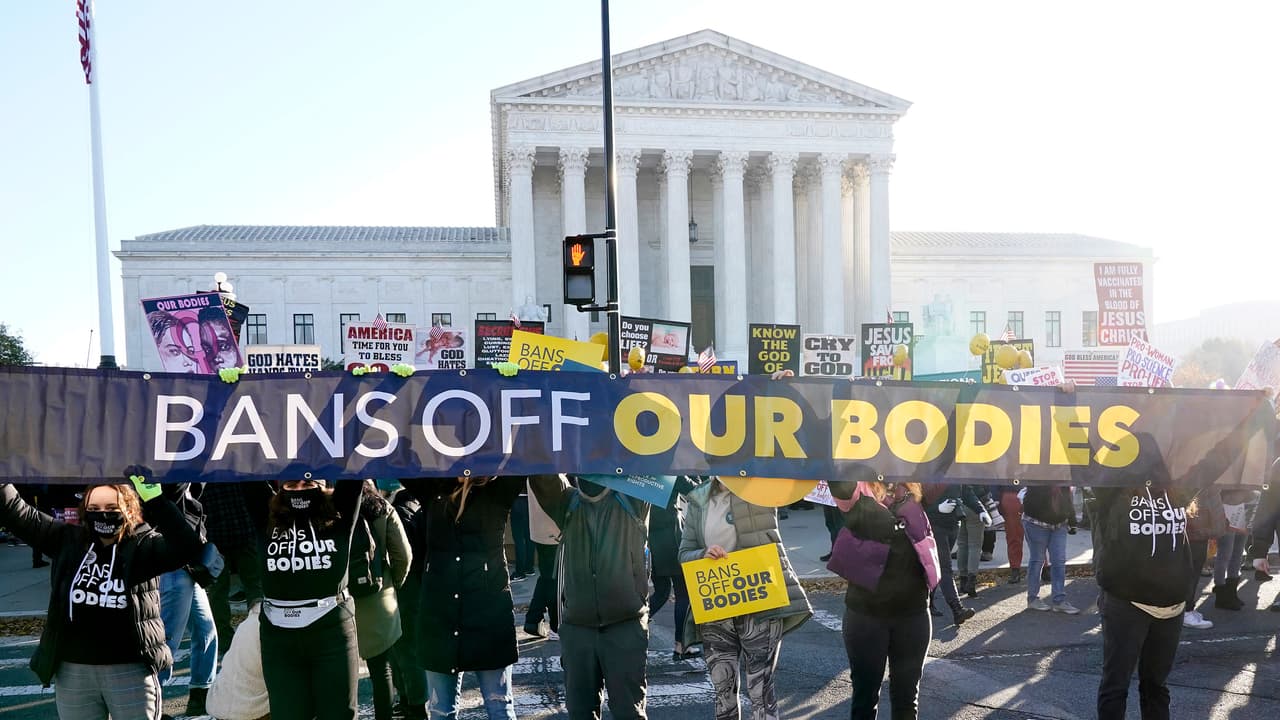 <b>“Prohibiciones lejos de nuestros cuerpos”</b>, se lee en el mensaje frente a la Corte Suprema. 
<br>
<br>Tradicionalmente, la anulación de un fallo anterior de la Corte solo sería justificada si fue abiertamente incorrecta y perjudicial. Mississippi argumenta que este es el caso de los fallos que quieren revocar. 
<br>