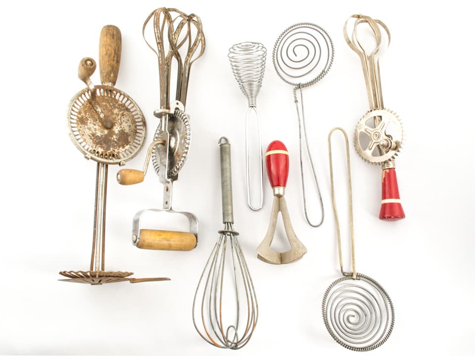 La exposición
<a href="http://www.elmodo.mx"> <b>'Del plato a la boca... utensilios, diseño y cocina' </b></a>que recién inauguró en el Museo del Objeto del Objeto (MODO) en la Ciudad de México reúne una colección de electrodomésticos, recetarios y artefactos que muestran cómo ha cambiado nuestra relación con un espacio doméstico como la cocina desde el siglo XIX a la fecha. Su curadora Ana Elena Mallet explica que esta exhibición aborda a " la cocina como espacio social, pasando por reflexiones sobre cocina y género, las implicaciones del diseño y sus materiales además de sus usos sociales."