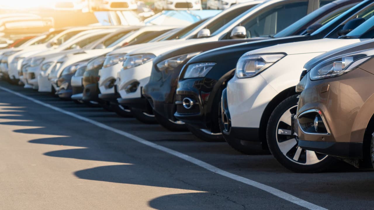 <h3 class="cms-H3-H3">¿Vas a comprar un carro en Texas? El color sí importa (y mucho más de lo que crees) </h3>
<br>En Texas, donde 
<b>el sol pega duro casi todo el año y el polvo no perdona</b>, hay una decisión que puede hacerte la vida más fácil (o más incómoda) cuando compras un auto: 
<b>el color.</b> Sí, aunque parezca un detalle menor, 
<b>el color del carro influye en cómo se siente por dentro, cuánto se ensucia, cuán fácil es de revender, y hasta en tu paciencia para lavarlo.</b>