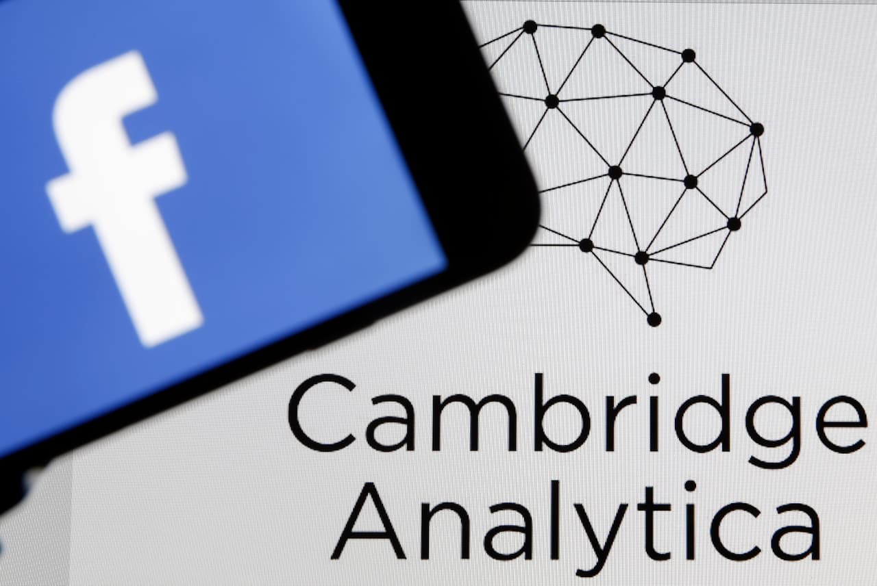 <b>El escándalo de Cambridge Analytics, marzo de 2018</b>. Una firma que trabajó en la campaña de Donald Trump obtuvo acceso a la información de más de 
<a href="https://www.univision.com/noticias/politica/facebook-dice-que-fueron-87-millones-de-usuarios-los-afectados-por-la-filtracion-de-datos">87 millones de usuarios de Facebook</a>. La firma utilizó herramientas de prueba para 
<a href="https://www.univision.com/noticias/politica/los-trucos-sucios-que-usa-cambridge-analytica-la-empresa-que-ayudo-a-trump-a-ganar-las-elecciones">obtener información sobre las personalidades de los usuarios</a> para tratar de influir en su comportamiento como votantes.