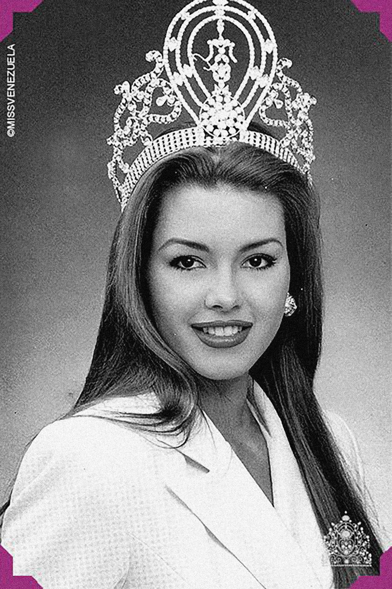 Yoseph Alicia Machado nació en Maracay a unas 60 millas de Caracas, Venezuela, en 1976. En 1995 recibió el visto bueno de Osmel Sousa, la autoridad del principal del Miss Venezuela para participar en la edición de 1995. El concurso es una vitrina única para el éxito en el mundo del espectáculo del país caribeño. Entrar al certamen, y ganarlo, es la meta de muchas mujeres jóvenes de todos los estratos sociales. Participar es una forma de éxito seguro, es formar parte del evento televisivo anual más visto durante décadas, y parte fundamental de la cultura de masas del país “de las mujeres bellas”, sobreviviente de la aguda crisis económica y social de los últimos tiempos. Una joven risueña y simpática ganó el concurso y la oportunidad de participar en el Miss Universo en 1996, desde ese año propiedad del magante Donald Trump.