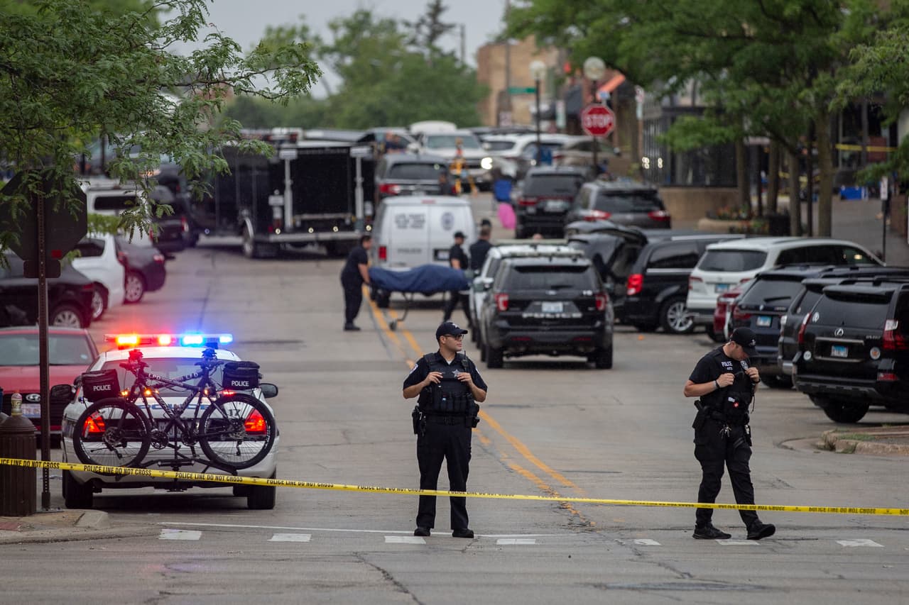 <h2 class="cms-H2-H2">4. Tiroteo del desfile del 4 de julio en Highland Park (Highland Park, Illinois)</h2>
<br>
<br>➡️
<b> Fecha:</b> 4 de julio de 2022.
<br>
<br>➡️ 
<b>Número de víctimas mortales: </b>Siete.
<br>
<br>➡️
<b> ¿Qué fue lo que ocurrió? </b>Un sujeto identificado como Robert Crimo, de 21 años, abrió fuego desde una azotea 
<a href="https://www.univision.com/noticias/estados-unidos/tiroteo-masivo-en-highland-park-chicago-al-menos-6-muertos-desfile-por-el-4-de-julio" target="_blank">contra la multitud que se había reunido para celebrar el día de la Independencia de EEUU</a>. Crimo mató a siete personas e hirió a otras 46 y fue arrestado casi ocho horas después. 
<br>
<br>➡️ 
<b>¿Quiénes eran las víctimas? </b>Katherine Goldstein, de 64 años, Irina McCarthy, de 35, y su esposo Kevin McCarthy, de 37, Jacquelyn Sundheim, de 63 años, Stephen Straus, de 88 años, Nicolás Toledo, de 78 años, y Eduardo Uvaldo, de 69 años.
<br>
<br>➡️ 
<b>Arma utilizada:</b> Rifle semiautomático.
<br>