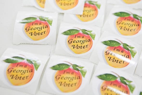 Y mientras las pegatinas de "I voted" con azul y rojo dominaron las elecciones, en Georgia innovaron con una fruta.
