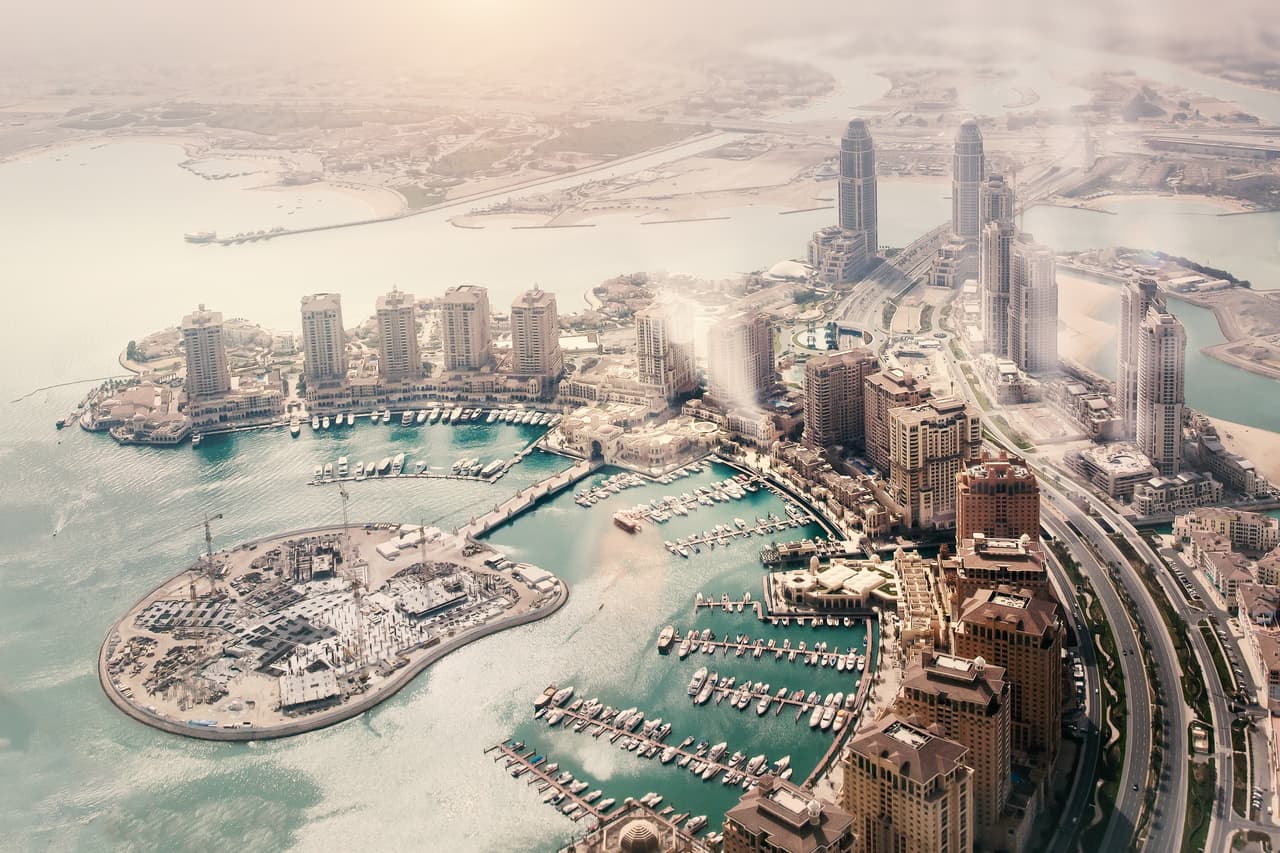 <b>Puesto 1. Qatar.</b> Su INB es de 113,133 dólares, más de 17,000 por encima de Macao. Al igual que Arabia Saudita y los Emiratos Árabes Unidos, gran parte de su riqueza viene del petróleo, el 85% de sus exportaciones. Además, este país tiene el 14% de las reservas probadas mundiales de gas natural. La expectativa de vida en Qatar es de 80 años.