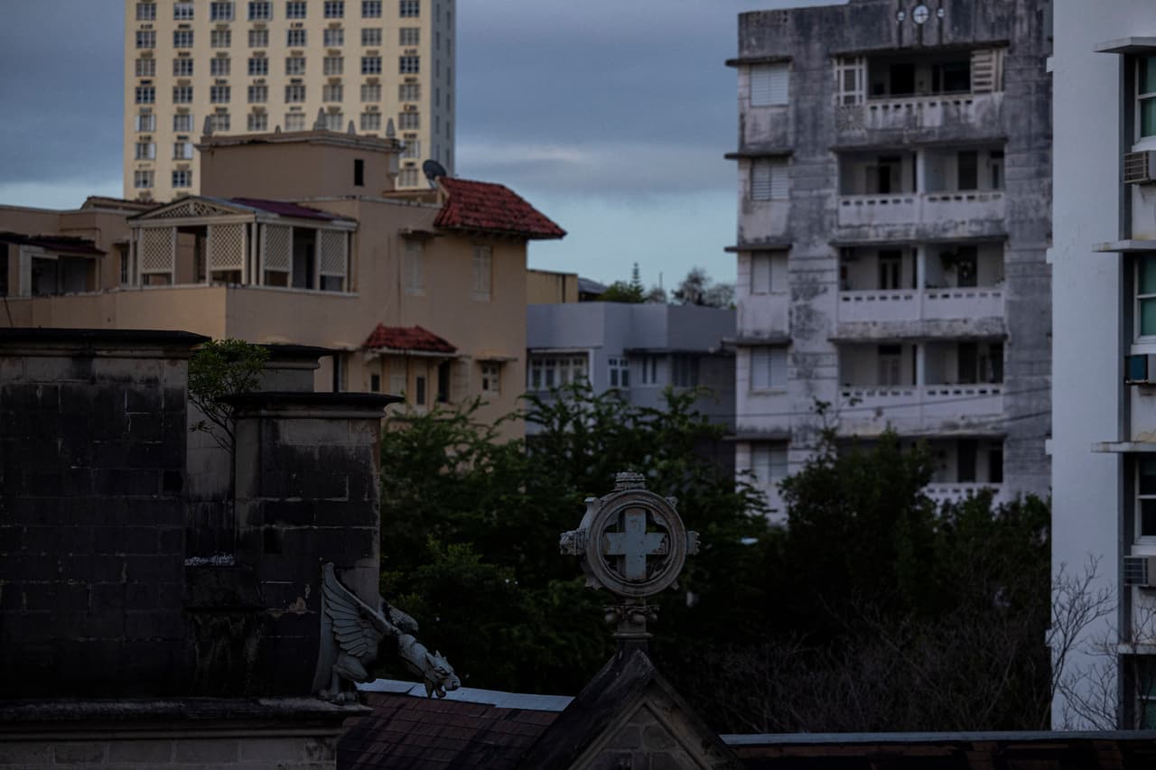 Casi el 90% de los clientes en Puerto Rico quedaron sin energía eléctrica el último día del año debido a un apagón masivo.
