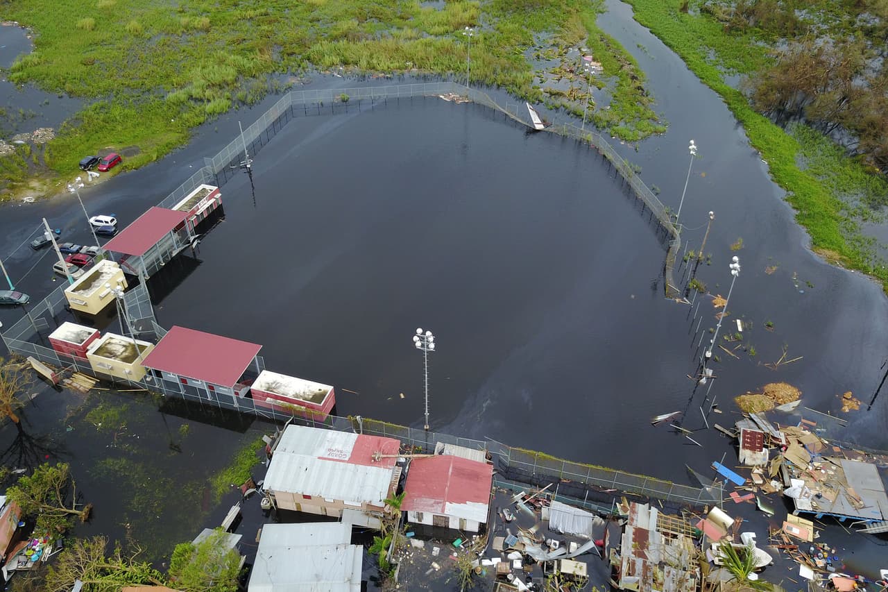 El vecindario Juana Matos completamente anegado, en el municipio norteño de Cataño.