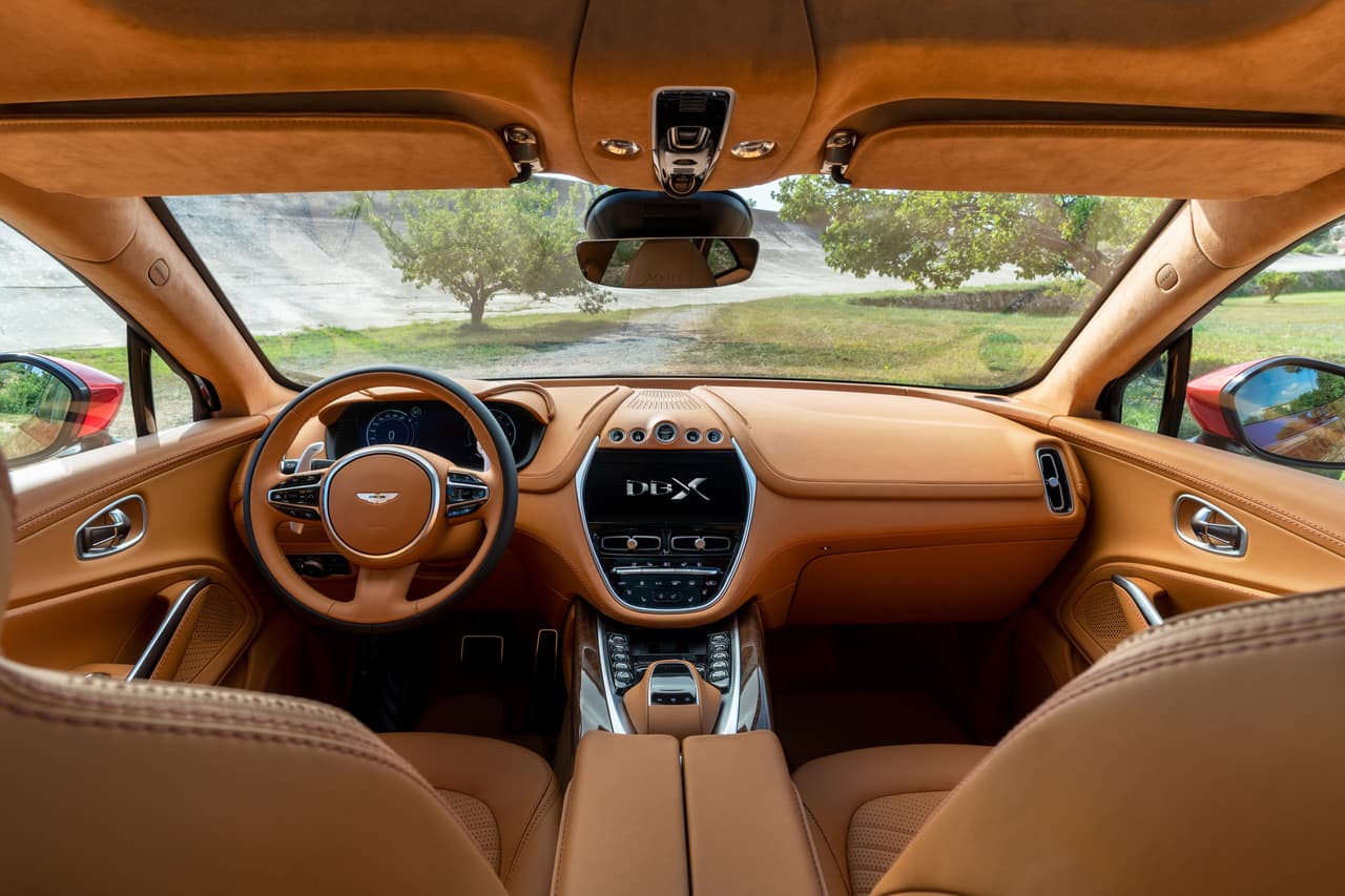 Una vez en el interior, el lujo de la DBX se muestra en sintonía con su exterior con materiales de alta calidad, inserciones en madera, metal y cuero fino.