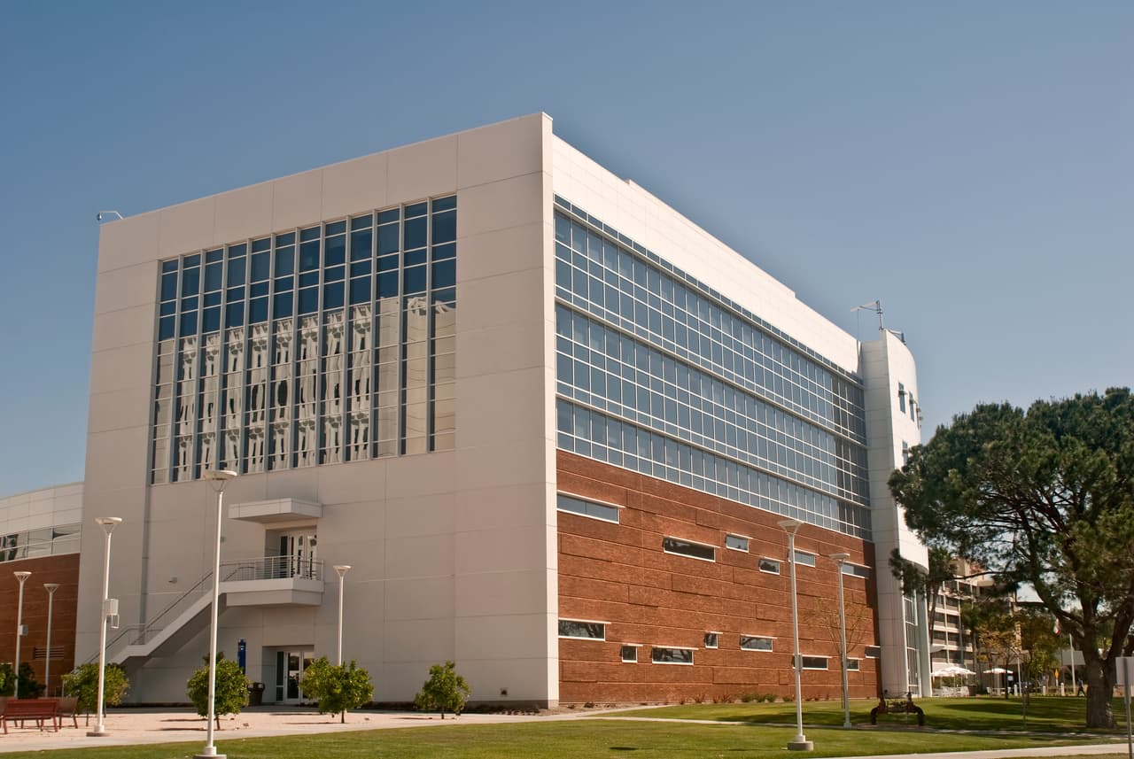 <b>Número 8: </b>California State University, Los Angeles
<br>
<br>
<b>Cantidad total de estudiantes de pregrado: </b>23,439
<br>
<br>
<b>Porcentaje que son hispanos</b>: 60.9%
<br>
<br>
<b>Ranking en la categoría de universidades regionales del oeste (West): </b>61 (empate)
<br>
<br>
<b>Precio matrícula para residentes del estado: </b>$6,345
<br>
<br>
<b>Precio matrícula para residentes afuera del estado: </b>$17,505 
<br>
<br>Aproximadamente 60% de los estudiantes de la universidad, también conocida como Cal State, son los primeros de sus familias en continuar sus estudios superiores, según la universidad. La Fundación de Ciencia Nacional, o 
<i>National Science Foundation</i> en inglés, lista a Cal State LA como la institución top para recibir un Ph.D. en ciencia o tecnología para latinos en todo el país.