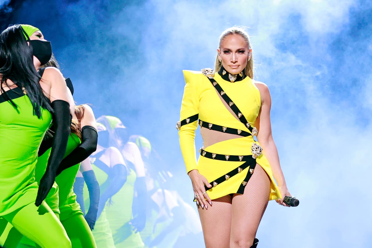 <b>Puesto 12: Jennifer Lopez, cantante</b>. 
<br>
<br>
<b>288.9 millones de seguidores en redes sociales.</b>
<br>
<br>
<a href="https://www.instagram.com/jlo/"><u>Instagram</u></a>: 160 millones de seguidores 
<br>
<br>
<a href="https://www.facebook.com/jenniferlopez"><u>Facebook</u></a>: 56 millones de seguidores.
<br>
<br>
<a href="https://twitter.com/JLo"><u>Twitter</u></a>: 44.9 millones de seguidores.
<br>
<br>
<a href="https://www.youtube.com/channel/UCr8RjWUQ_9KYcIPmWiqBroQ"><u>Youtube</u></a>: 14.5 millones de seguidores.
<br>
<br>
<a href="https://www.tiktok.com/@jlo?lang=en"><u>Tik Tok</u></a>: 13.5 millones de followers.