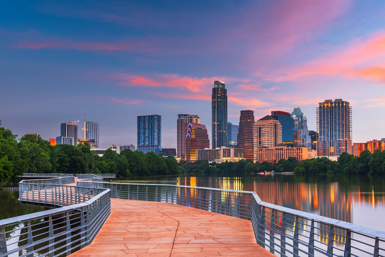 <h3 class="cms-H3-H3">10. Austin-Round Rock, Texas</h3>
<br>
<br>➡️ 
<b>Precio promedio, mayo 2022:</b> $627,000
<br>
<br>➡️ 
<b>Aumento en el precio promedio, de mayo de 2021 a mayo de 2022:</b> +25.6%
<br>
<br>➡️ 
<b>Promedio de días que dura una casa en el mercado: </b>16
<br>