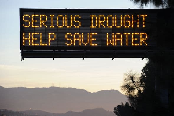 Este mensaje recordaba a los automovilistas en 2015 el problema de la sequía en California.