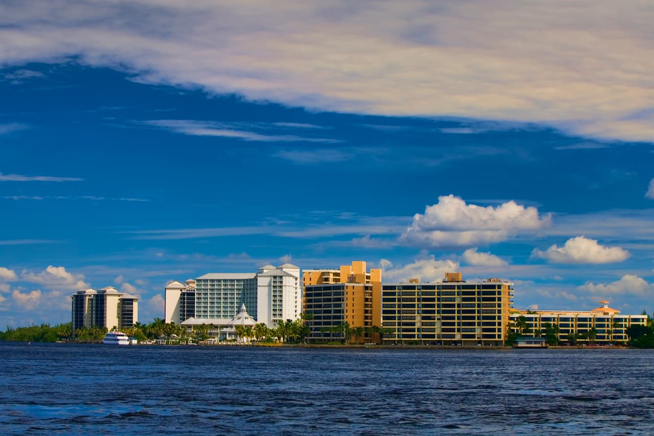 <h3 class="cms-H3-H3">1. Punta Rassa, Florida</h3>
<br>
<br>📖 
<b>Media de edad: </b>80.8 años.
<br>
<br>📖 
<b>Población que asiste a la universidad: </b>1.8%
<br>
<br>📖 
<b>Población menor de 18 años:</b> 0.0%
<br>
<br>📖 
<b>Población mayor de 65 años: 88</b>.5%
<br>
<br>📖 
<b>Población: </b>1,566 habitantes.
<br>