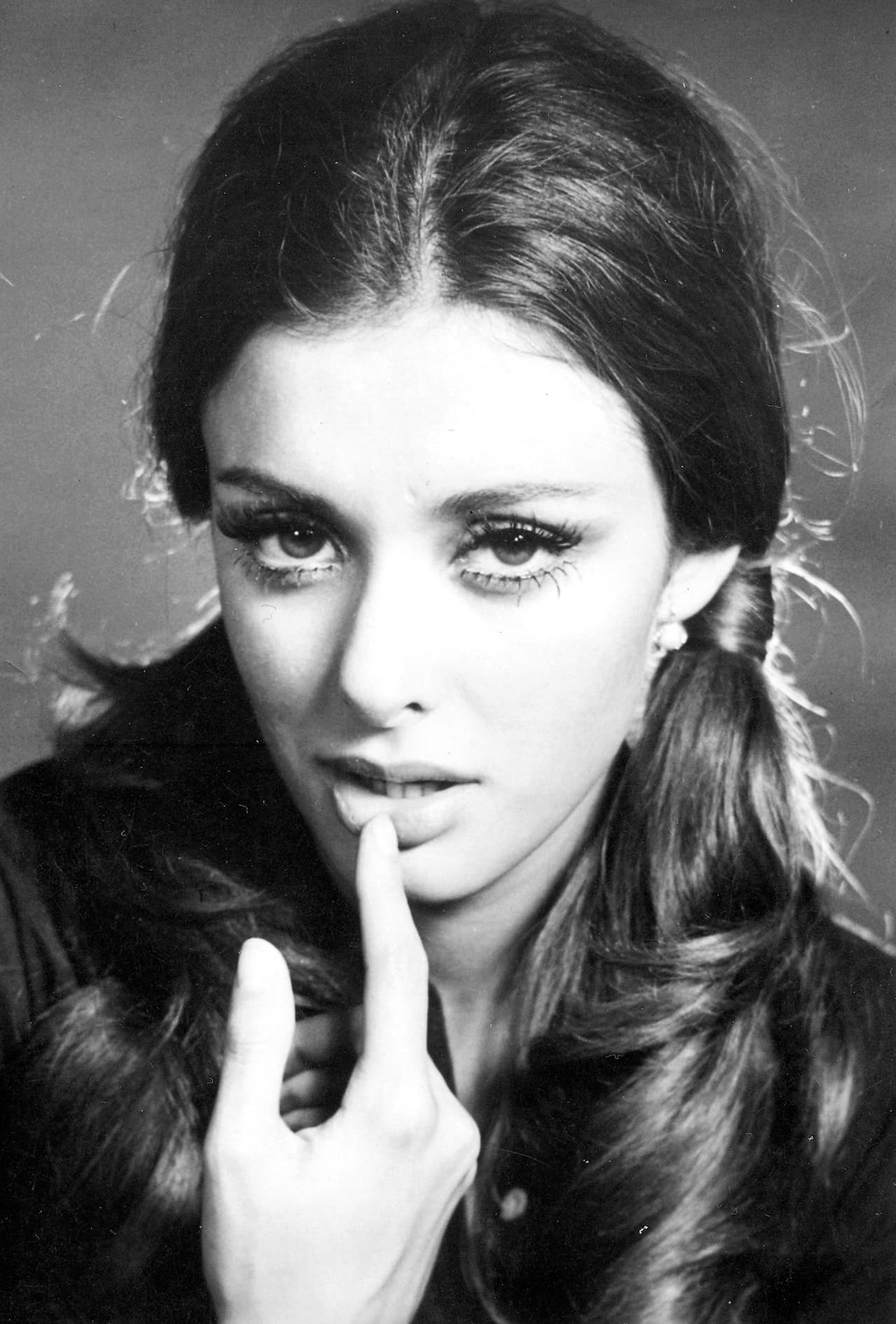 Desde la década de los 80 han vivido una eterna rivalidad que nadie sabe, a ciencia cierta, cómo comenzó. En 1972, las divas coincidieron en un comercial, según Juan Carlos Cuéllar del diario 'Excélsior', y desde ese encuentro se comenzó a decir que Lucía Méndez quería desbancar a Verónica Castro, quien ya tenía mayor popularidad en los medios de comunicación.