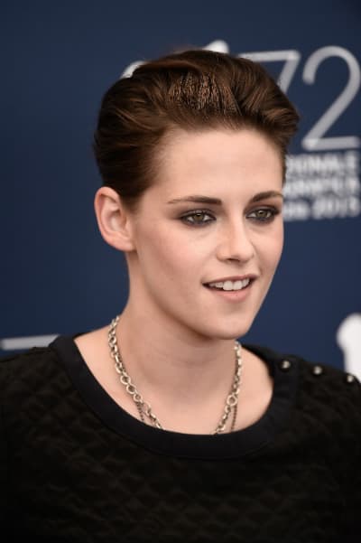 Desde hace pocos años Kristen ha mostrado su orientación sexual hacia las mujeres, tema que, aunque al principio le incomodaba, en su reciente entrevista con Harper's dijo que ahora puede hablar de cualquier cosa.
<br>