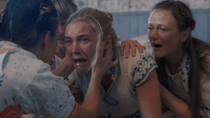 El destino de su viaje era asistir a una festival de verano, pero la experiencia resulta ser perturbadora debido a los rituales paganos que se hacen en la comunidad.